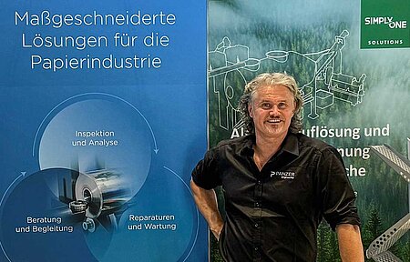 Jürgen Panzer am Messestand der Zellcheming-Expo 2025 in Wiesbaden